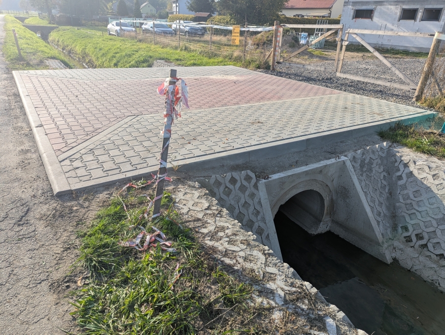 Zdjęcie z realizacji, przed montażem barierek zabezpieczających przed wpadnięciem do cieku. 